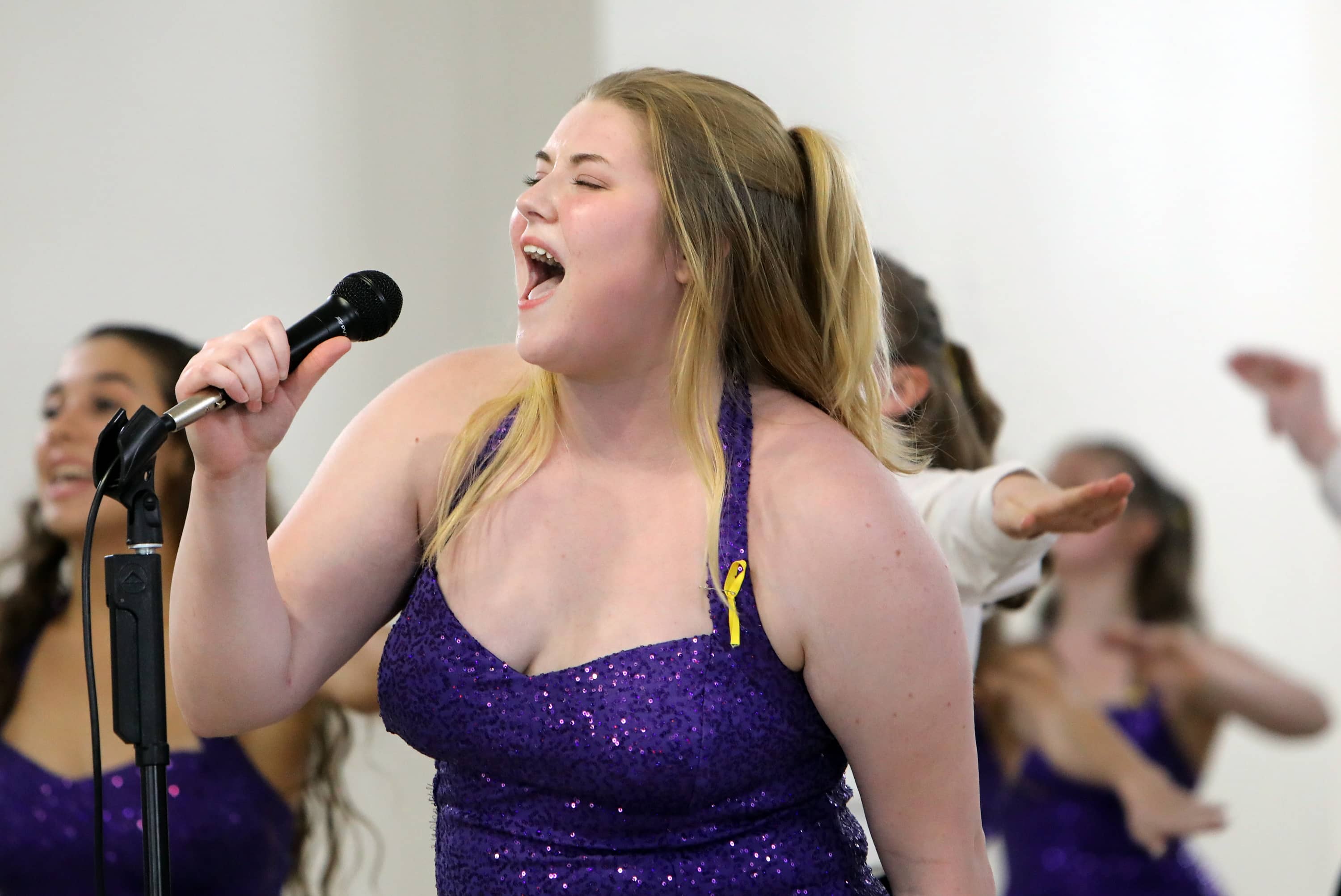 Morgan Reckamp and other members of OPRF High School Show Choir Noteworthy perform at Oak Park Arms